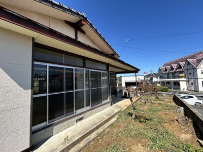 【外観】 | 天道町売家 | お庭南側より撮影。テラスサッシが立ち並び陽当たり良好です。