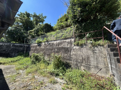 【庭】 | 天道町売家 | 右側の階段を上った先に畑がございます。