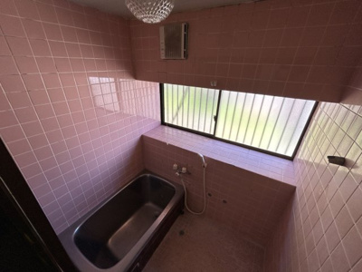 【浴室】 | 天道町売家 | 一面タイル張りの浴室。窓の幅が長く明るく感じます。