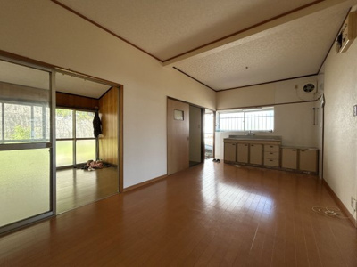 【居間・リビング】 | 天道町売家 | 奥行長いリビングダイニング。収納も無理なく設置できます。
 