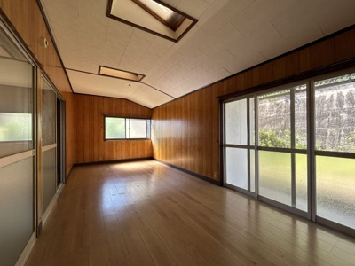 【洋室】 | 天道町売家 | 西側に洋室。裏庭のおかげで西日が軽減できます。