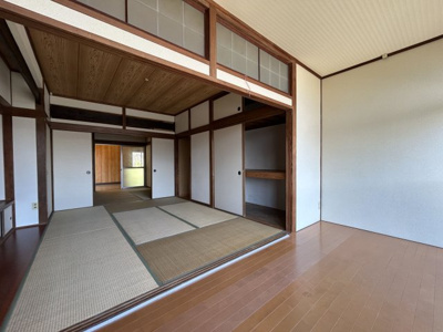 【和室】 | 天道町売家 | 奥行約1.8mの広縁から和室を眺める。仕切りもございます。
 