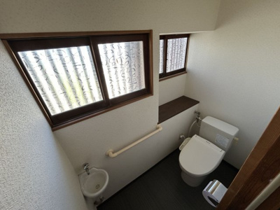 【トイレ】 | 天道町売家 | ホワイト基調のトイレルーム。窓も2ヶ所あり明るく感じます。
