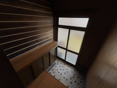 【玄関】 | 天道町売家 | 長さ1.6mの下駄箱は収納力多め。ご家族の写真なども飾れます
