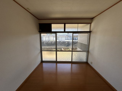 【洋室】 | 天道町売家 | 寒い冬も内窓を設置すれば寒さ軽減。当社にご相談ください。
