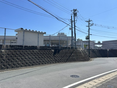 【前面道路含む現地写真】 | 天道町売家 | 道向かいにはショッピングモールあり、徒歩での買い物も可能です