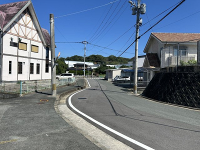 【前面道路含む現地写真】 | 天道町売家 | 幅員約8mの見通しの良いスポット。車の出し入れも安心ですね。