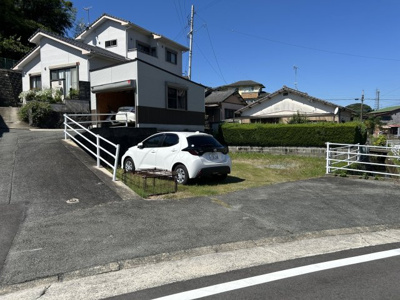 【前面道路含む現地写真】 | 天道町売家 | 独立した駐車場。積めれば4～5台は可能です。