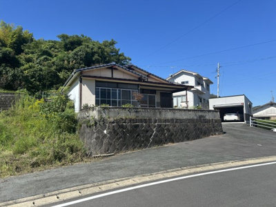 【外観】 | 天道町売家 | 敷地から道路までゆったり。小さなお子様でも安心ですね。