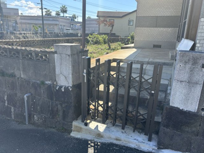 【外観】 | 天道町売家 | 玄関入口には防犯にも役立つ門扉が設置されており安心ですね。