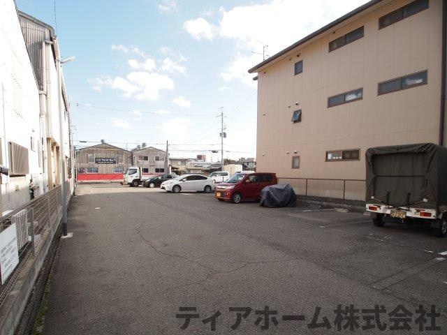 プランドール神楽の駐車場