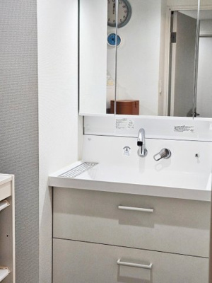 【独立洗面台】 | コスモシティ三宮東 | 足元収納は、ストック用品を収納するのに便利