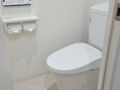 【トイレ】 | コスモシティ三宮東 | トイレには快適な温水洗浄便座付き
