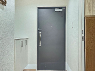 【玄関】 | コスモシティ三宮東 | 収納力の高いシューズボックス付き