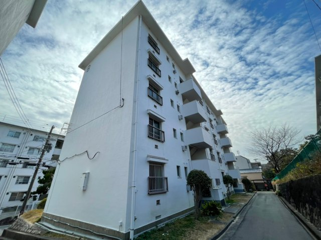 垂水高丸住宅B棟の外観