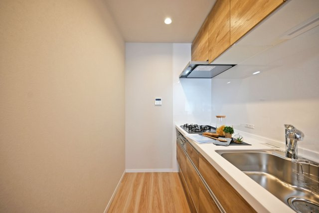 マンション塚口のキッチン|キッチンスペースが広いため、調理中に人とすれ違っても余裕があります。