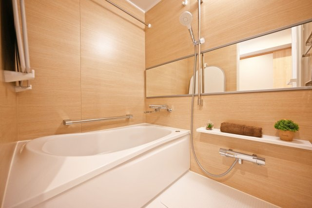 マンション塚口の浴室|新品のユニットバスです。綺麗で大きなお風呂は、一日の疲れを癒すのにぴったりですね。