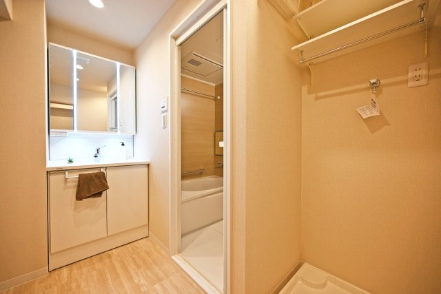 マンション塚口の独立洗面台|収納力と機能性に優れたお手入れラクラク三面鏡洗面化粧台です。朝の身支度もこれで快適です。