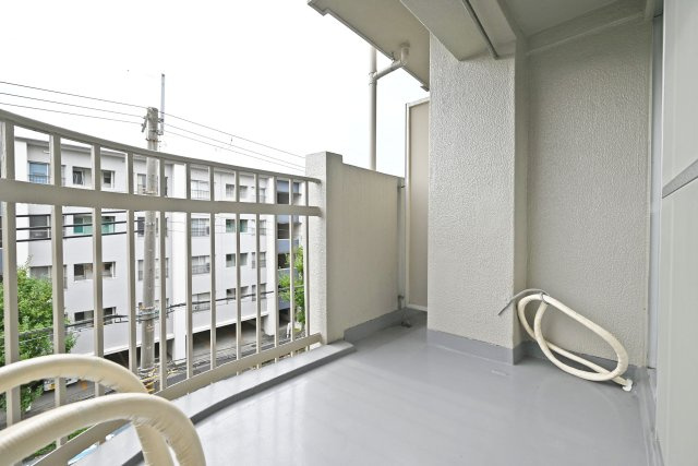 マンション塚口のバルコニー|夏は家庭用プールでお子様の遊び場として、日頃はガーデニングを楽しんだり、テーブルセットを置いてカフェタイムができる空間として、いろいろな用途でご活用頂けます。