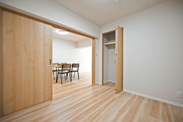 マンション塚口の洋室|5.2帖の洋室です。お部屋の形が長方形のため、家具の配置が自由で、実生活がイメージしやすいですね。