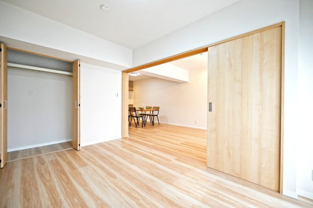 マンション塚口の洋室|収納量が多いため、寝室や子供部屋としてもお使いいただけます。旅行やお子様との思い出の品が多くなっても安心ですね。