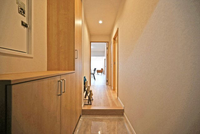 マンション塚口の玄関|シューズボックスの上は写真や季節の飾りで彩ることができます。ゲストの第一印象◎
また手荷物をこちらに置いて靴を履けるため、ご年配の方も安心です。