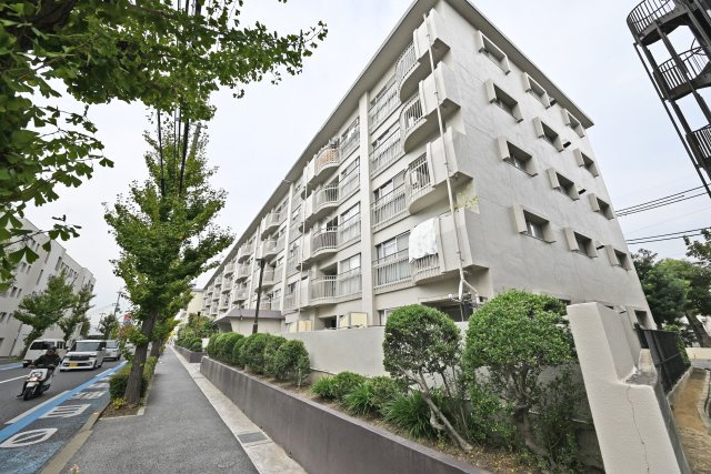 マンション塚口の外観|南向きバルコニーで陽当たり通風良好。2025年8月に内装リフォーム済のため、室内大変美麗です。ぜひ一度ご内覧ください。