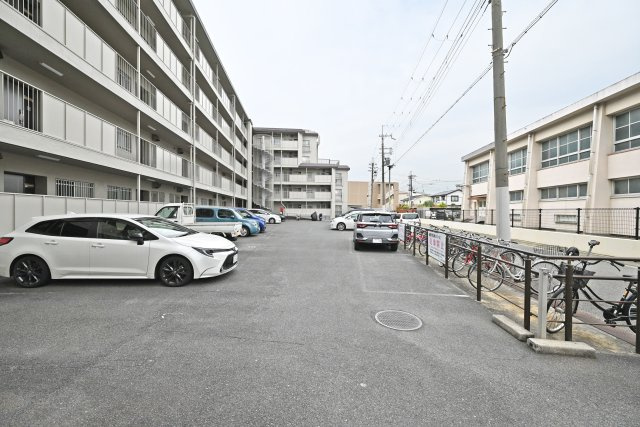 マンション塚口の駐車場|共用部