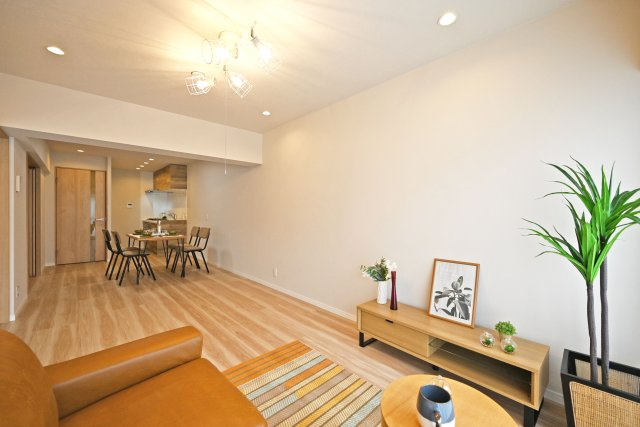 マンション塚口の居間・リビング|一日の中で多くの時間を過ごすことになるリビングダイニングは16帖の広さを確保◎ 空間が広いため、模様替えで家具のレイアウトを変えて色々楽しめそうですね！