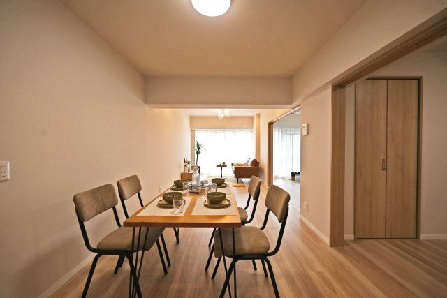 マンション塚口の居間・リビング|シンプルなデザインなので、どんな家具にも合います。お気に入りの家具で彩るのも楽しそうですね。