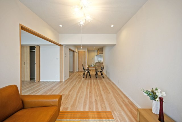 マンション塚口の居間・リビング|リビング横の洋室は、リビングとつなげて更に広い空間を確保することができるため、生活スタイルに合わせて様々な用途で活用できます。