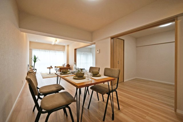 マンション塚口の居間・リビング|南向きのため、陽当たり良好です。日中は電気をつけなくても明るいため、節約につながります。