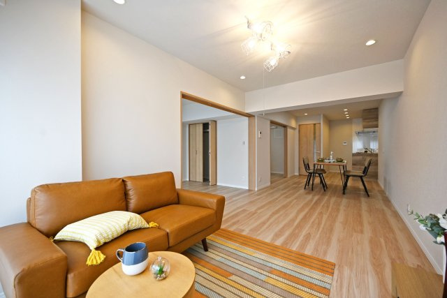 マンション塚口の居間・リビング|広くて明るいリビング・ダイニングは、自然と家族が集まりのびのびと寛げる空間になるでしょう。