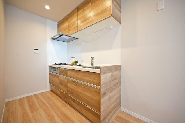 マンション塚口のキッチン|新品のシステムキッチンです。コンロが3口なので、ご家族が多くても効率的にお料理ができます