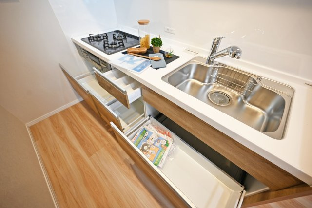 マンション塚口のキッチン|キッチンに収納が多く、お料理好きで調理器具が多くなってしまう方も安心です。大きめのお鍋も収納できます。