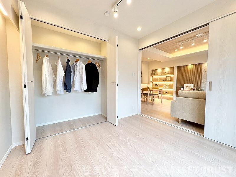 信濃町ハイムの居間・リビング|リビング横の明るい洋室