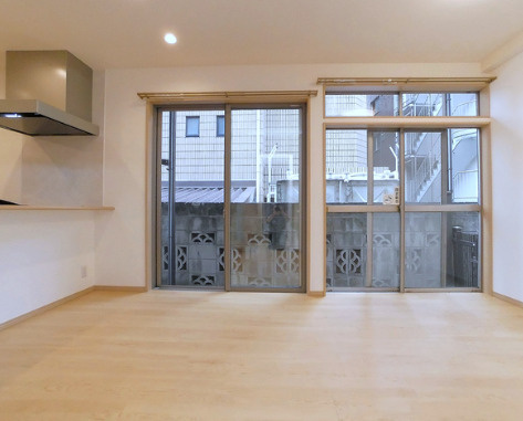 ココベル三軒茶屋　角部屋　南面リビング　宅配BOX　カウンターキッチンの居間・リビング