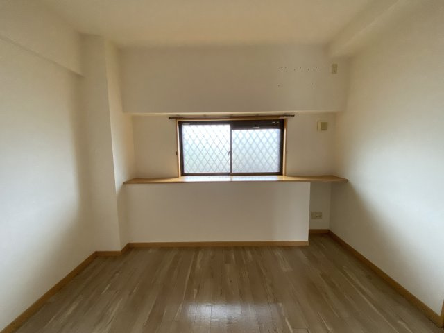 グランパークシーマレジデンスの洋室|玄関横の洋室は7.7帖で窓もあります。