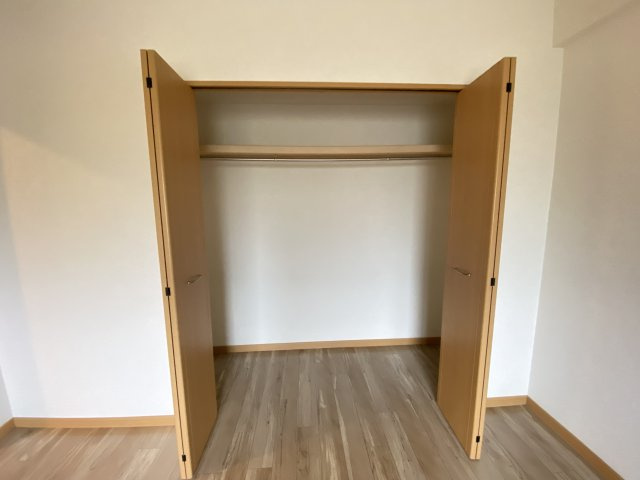 グランパークシーマレジデンスの収納|7.7帖洋室には1間分の収納が。