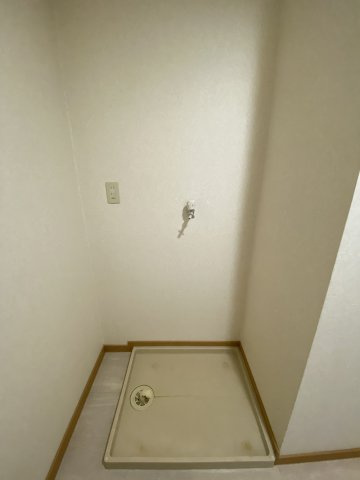 グランパークシーマレジデンスの設備|お風呂の向かいに室内洗濯機置き場があります。