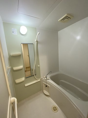 グランパークシーマレジデンスの浴室|お風呂には収納できる棚がついています。