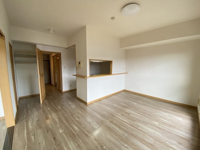 グランパークシーマレジデンスの居間・リビング|窓側から見た13.2帖のLDK。カウンターキッチンがおしゃれです。