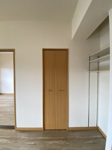 グランパークシーマレジデンスの収納|リビングダイニングにも収納があります。