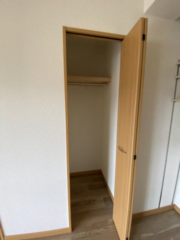 グランパークシーマレジデンスの収納|リビングダイニングの収納も意外といろいろ入ります。