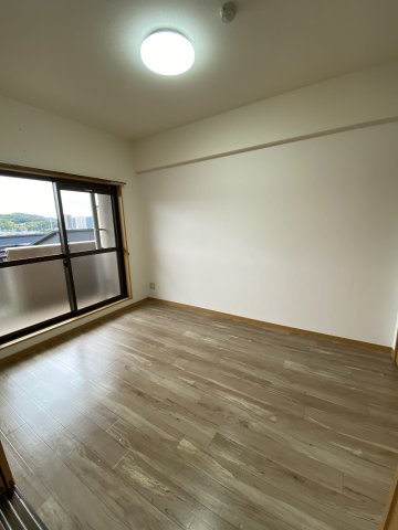 グランパークシーマレジデンスの洋室|リビング横の6帖の洋室。