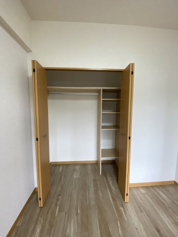 グランパークシーマレジデンスの収納|リビング横洋室の収納はハンガーラックや棚があり、いろんなものが収納可能。