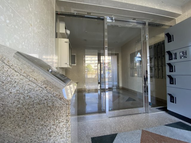 グランパークシーマレジデンスのエントランス|明るい集合玄関です。