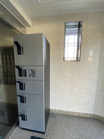 グランパークシーマレジデンスのその他共用部分|エントランス横に宅配ボックスもあります。