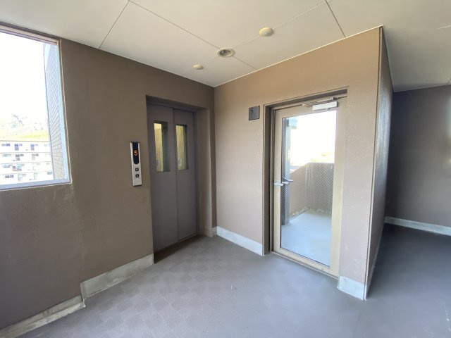 グランパークシーマレジデンスのロビー|エレベーターがあるので上階まで楽々移動できます。