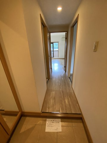 グランパークシーマレジデンスの玄関|玄関にはオートライトがついています。